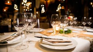 Kolacja firmowa w polskiej restauracji – jak dobrać menu dla grupy?