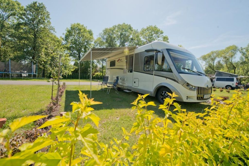 Pola namiotowe i nowoczesny kemping - dlaczego pole campingowe w Molo Resort to hit sezonu 2026?