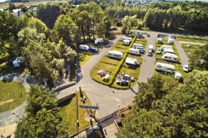 Pola namiotowe i nowoczesny kemping - dlaczego pole campingowe w Molo Resort to hit sezonu 2026?