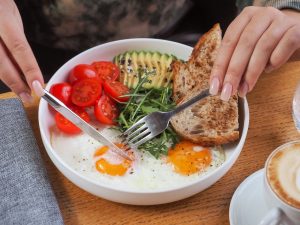 Catering pudełkowy a gotowanie samemu — co naprawdę kosztuje więcej: pieniądze czy czas?