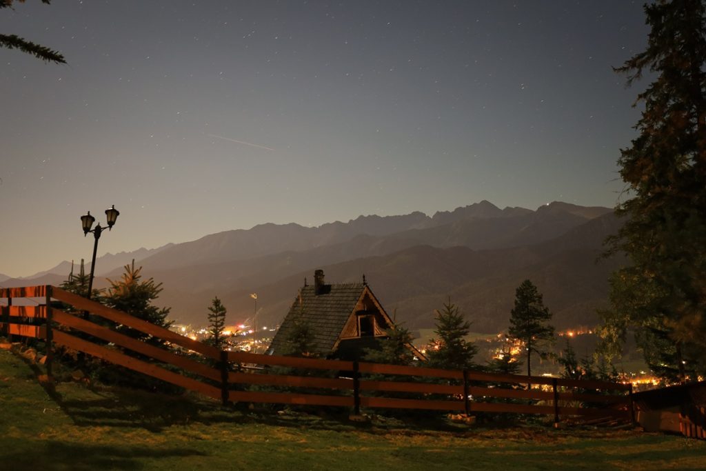 widok na Tatry nocą z apartamentów na Gubałówce - Górski Dworek